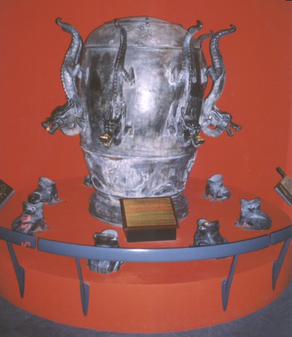 Fig. N6 innen [1/4]:  Seismograph Zhang Heng