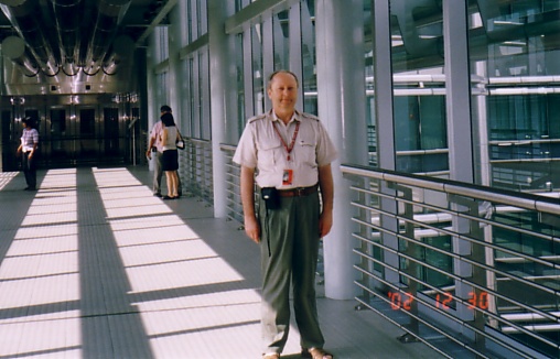 Fot. #2 (J2 z [10]): Dr Jan Pajak w mostku po niebie z KLCC w Kuala Lumpur (grudzien 2002 roku)